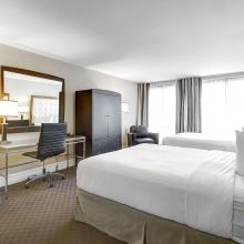 Studio  1 ½ 2 Queen